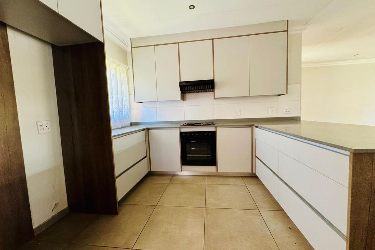 Spacious 3-Bedroom Home in Secure 24-Hour Boomed Estate - Photo 5