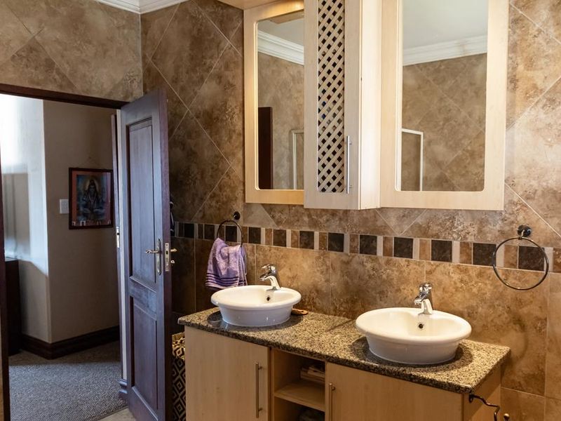 EXQUISITE !! DOUBLE STORY !! 4-BEDROOM HOUSE FOR SALE IN A GATED ESTATE IN MONTANA !! - Photo 5