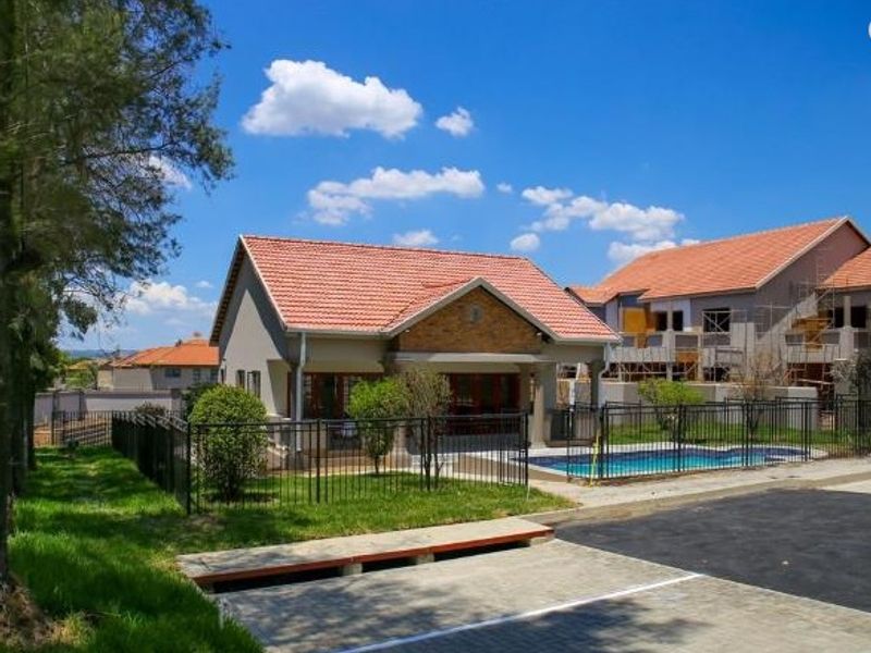 Neat garden unit, priced to sell! - Photo 2