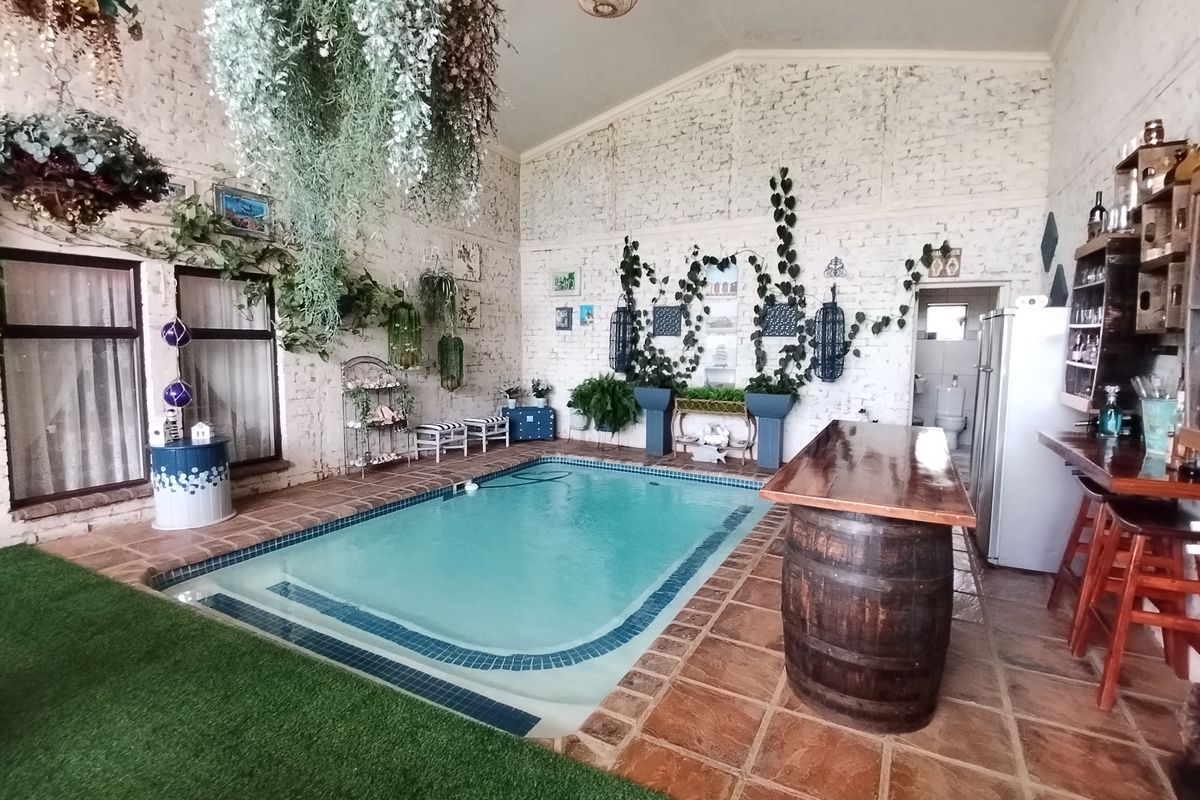 Stunning 5-bedroom house for sale in Mooinooi—perfect for families seeking space and tranquility! - Photo 5