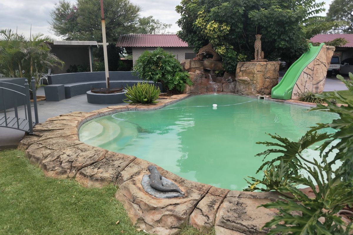 Stunning 5-bedroom house for sale in Mooinooi—perfect for families seeking space and tranquility! - Photo 2