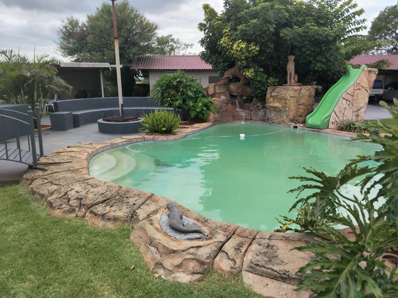 Stunning 5-bedroom house for sale in Mooinooi—perfect for families seeking space and tranquility! - Photo 2