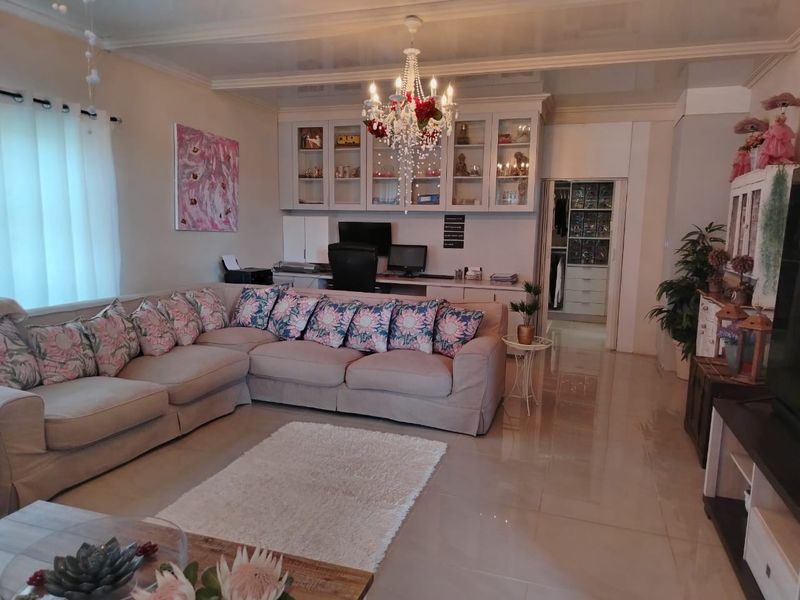 Stunning 5-bedroom house for sale in Mooinooi—perfect for families seeking space and tranquility! - Photo 9
