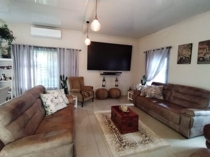 Stunning 5-bedroom house for sale in Mooinooi—perfect for families seeking space and tranquility! - Photo 8