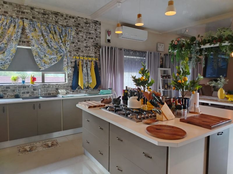 Stunning 5-bedroom house for sale in Mooinooi—perfect for families seeking space and tranquility! - Photo 7