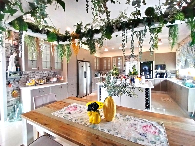 Stunning 5-bedroom house for sale in Mooinooi—perfect for families seeking space and tranquility! - Photo 6