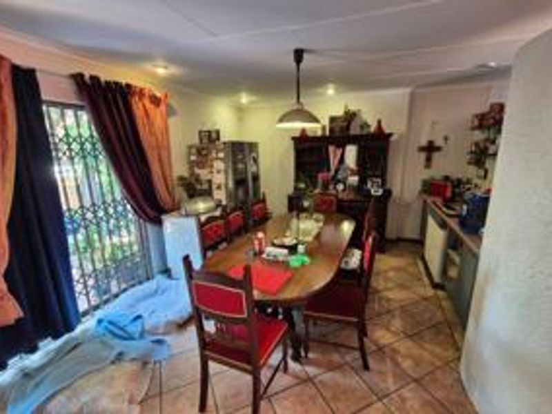 !!! GENEROUS 3-BEDROOM HOME IN A LUSH SETTING IN MONTANA PARK !!! - Photo 5