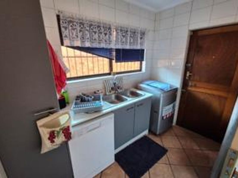 !!! GENEROUS 3-BEDROOM HOME IN A LUSH SETTING IN MONTANA PARK !!! - Photo 4