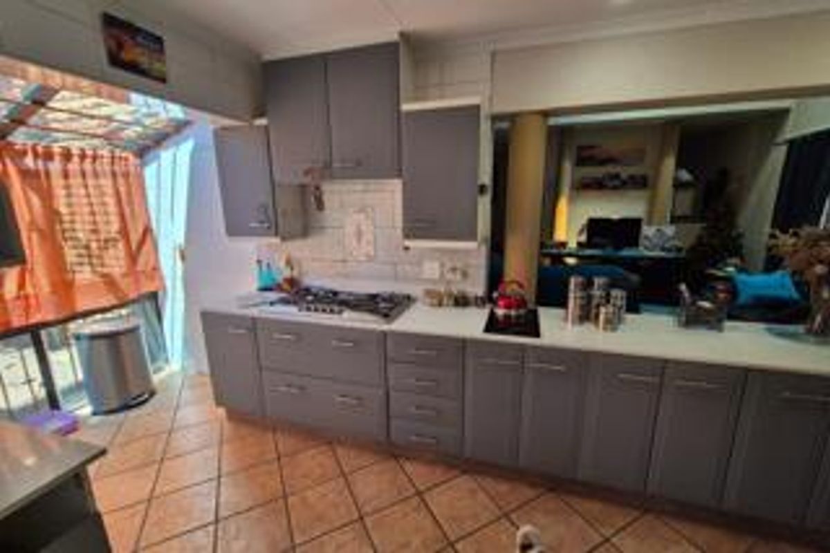 !!! GENEROUS 3-BEDROOM HOME IN A LUSH SETTING IN MONTANA PARK !!! - Photo 3