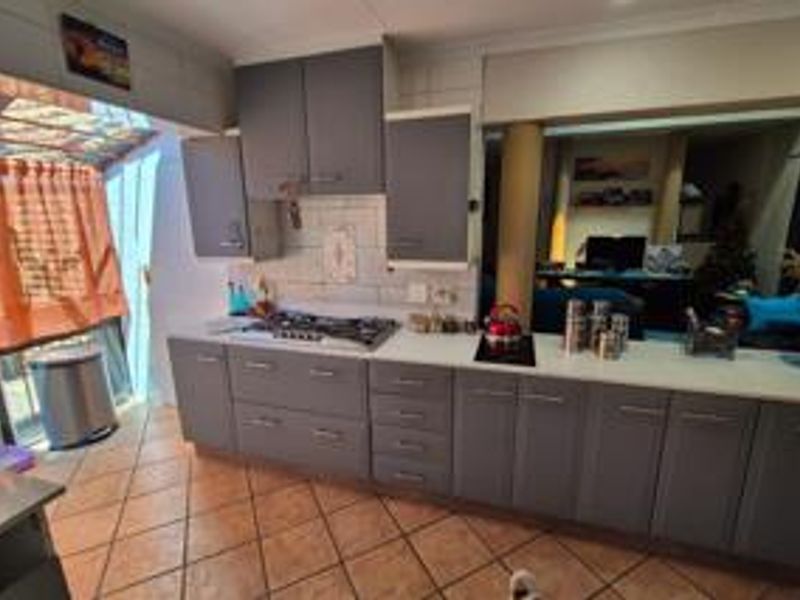 !!! GENEROUS 3-BEDROOM HOME IN A LUSH SETTING IN MONTANA PARK !!! - Photo 3