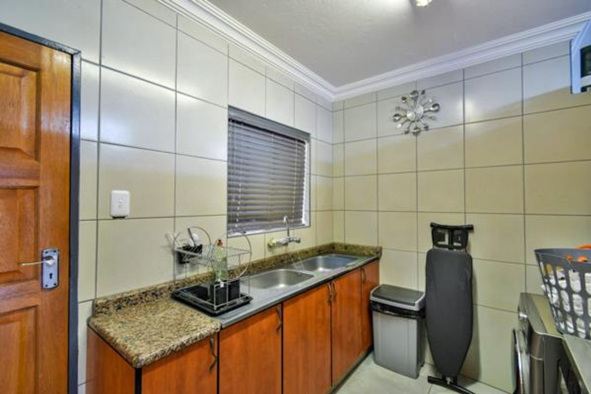 LUXURY LIVING DOUBLE STOREY 4 BEDROOM WITH GUEST EN-SUITE BEDROOM DOWNSTAIRS - Photo 5
