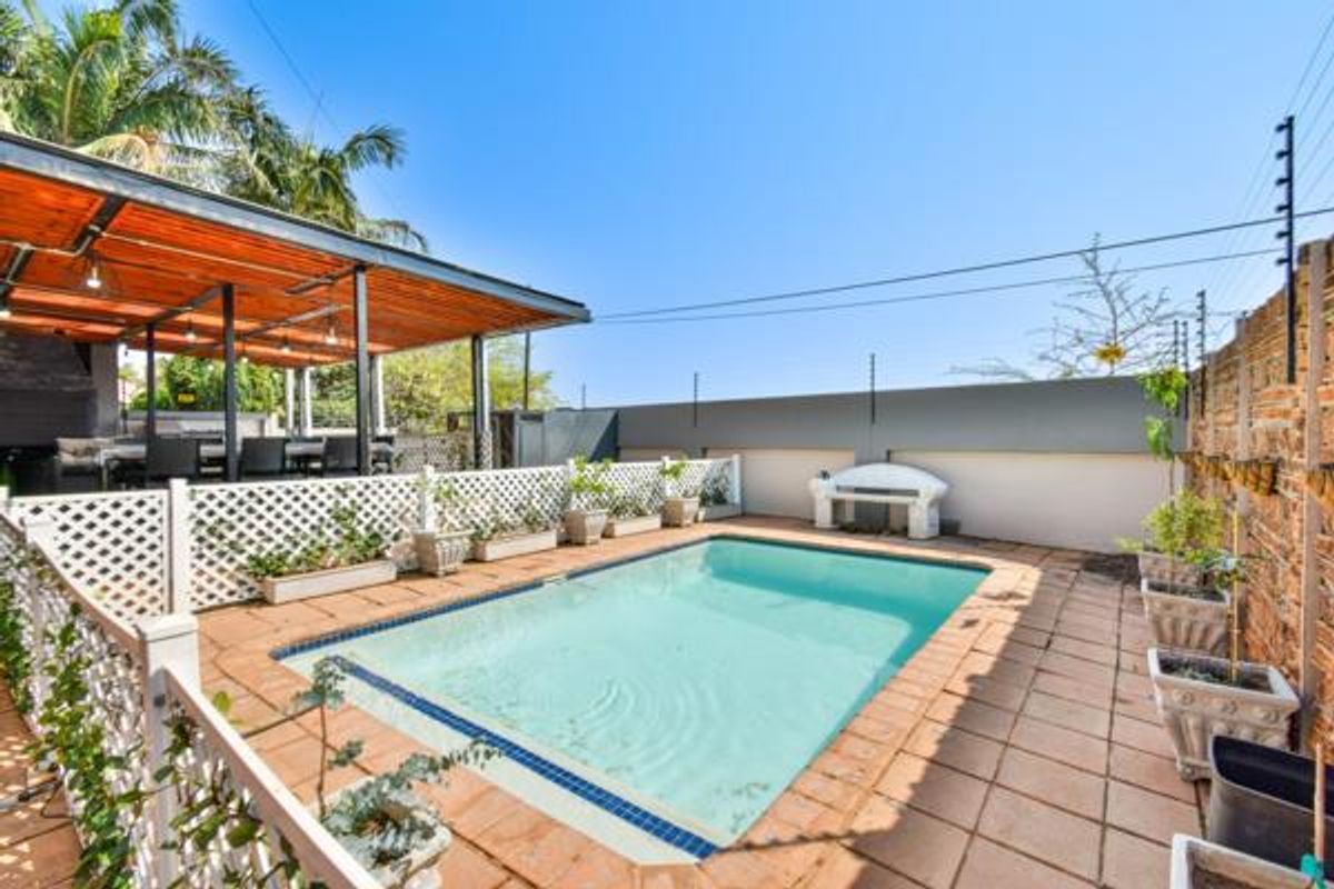 LUXURY LIVING DOUBLE STOREY 4 BEDROOM WITH GUEST EN-SUITE BEDROOM DOWNSTAIRS - Photo 3