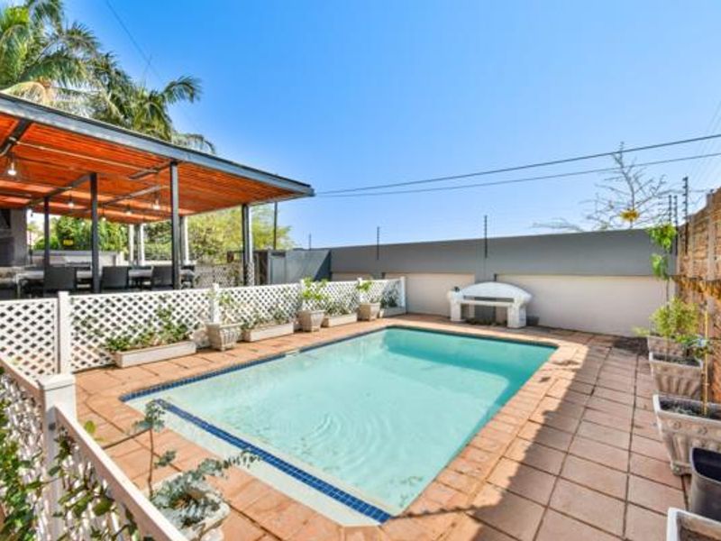 LUXURY LIVING DOUBLE STOREY 4 BEDROOM WITH GUEST EN-SUITE BEDROOM DOWNSTAIRS - Photo 3