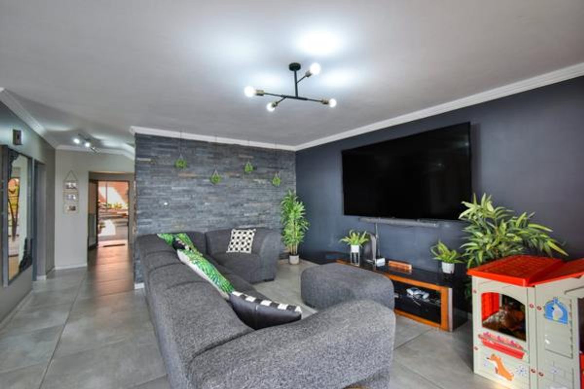 LUXURY LIVING DOUBLE STOREY 4 BEDROOM WITH GUEST EN-SUITE BEDROOM DOWNSTAIRS - Photo 4