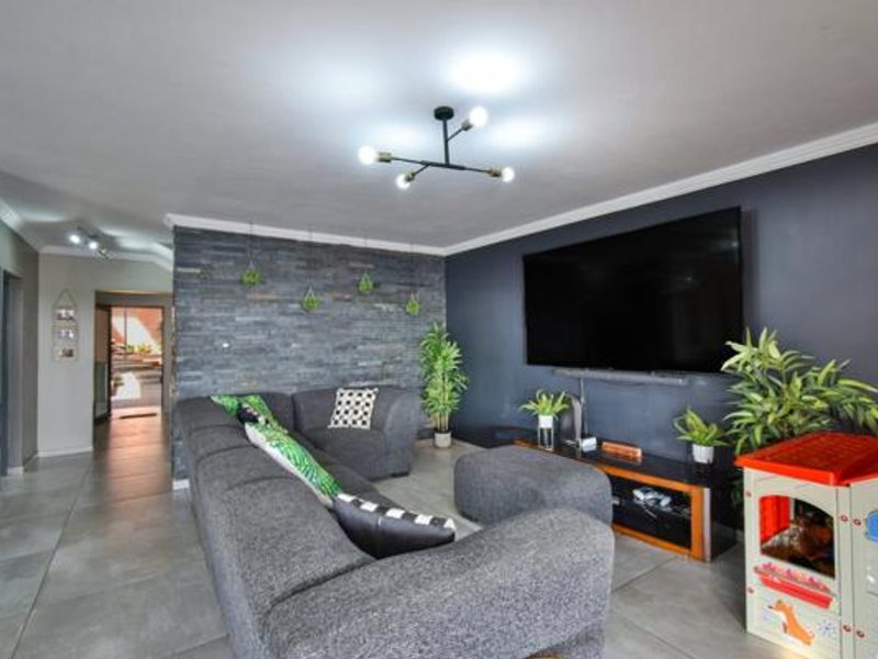 LUXURY LIVING DOUBLE STOREY 4 BEDROOM WITH GUEST EN-SUITE BEDROOM DOWNSTAIRS - Photo 4