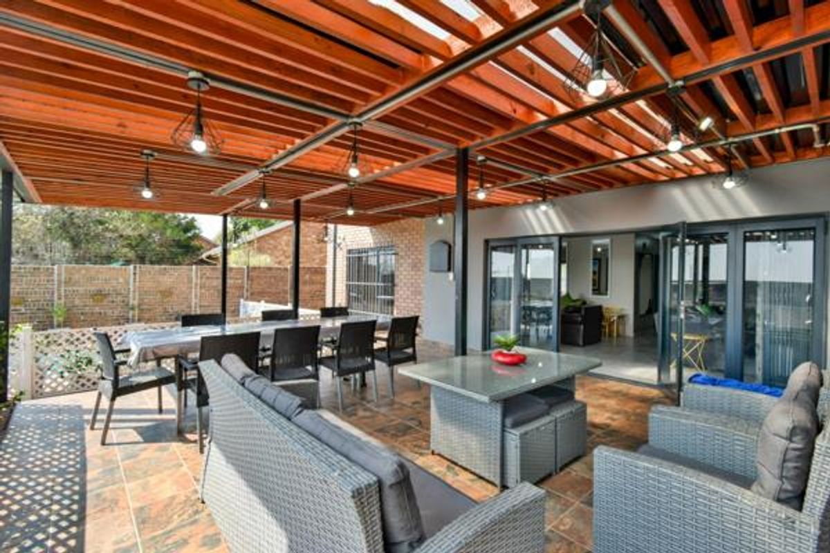 LUXURY LIVING DOUBLE STOREY 4 BEDROOM WITH GUEST EN-SUITE BEDROOM DOWNSTAIRS - Photo 2