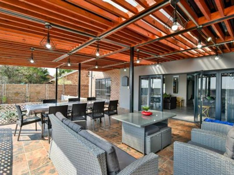 LUXURY LIVING DOUBLE STOREY 4 BEDROOM WITH GUEST EN-SUITE BEDROOM DOWNSTAIRS - Photo 2