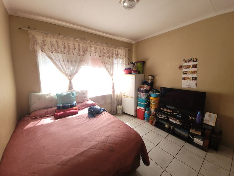 Income-Generating Sunnyside Flat - Quiet Complex - Photo 3