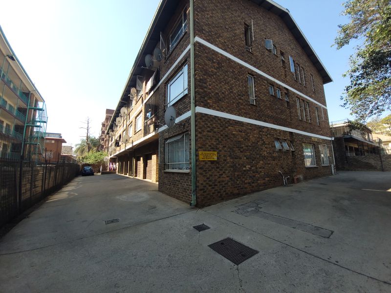 Income-Generating Sunnyside Flat - Quiet Complex - Photo 2