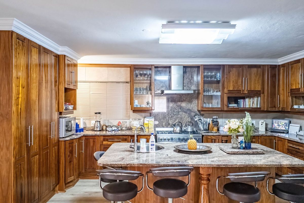 Versatile 4-Bedroom Double-Storey Home with Solar & 3 Garages in Bougainvillea Estate - Photo 5