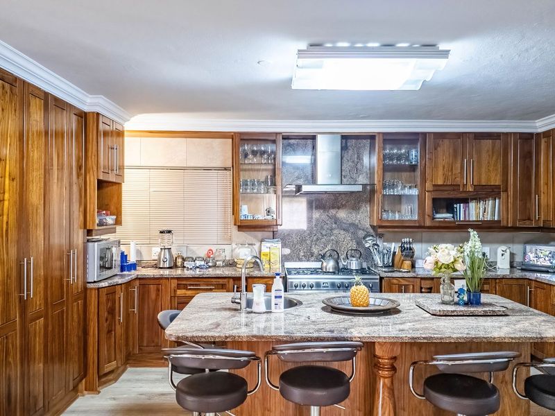 Versatile 4-Bedroom Double-Storey Home with Solar & 3 Garages in Bougainvillea Estate - Photo 5