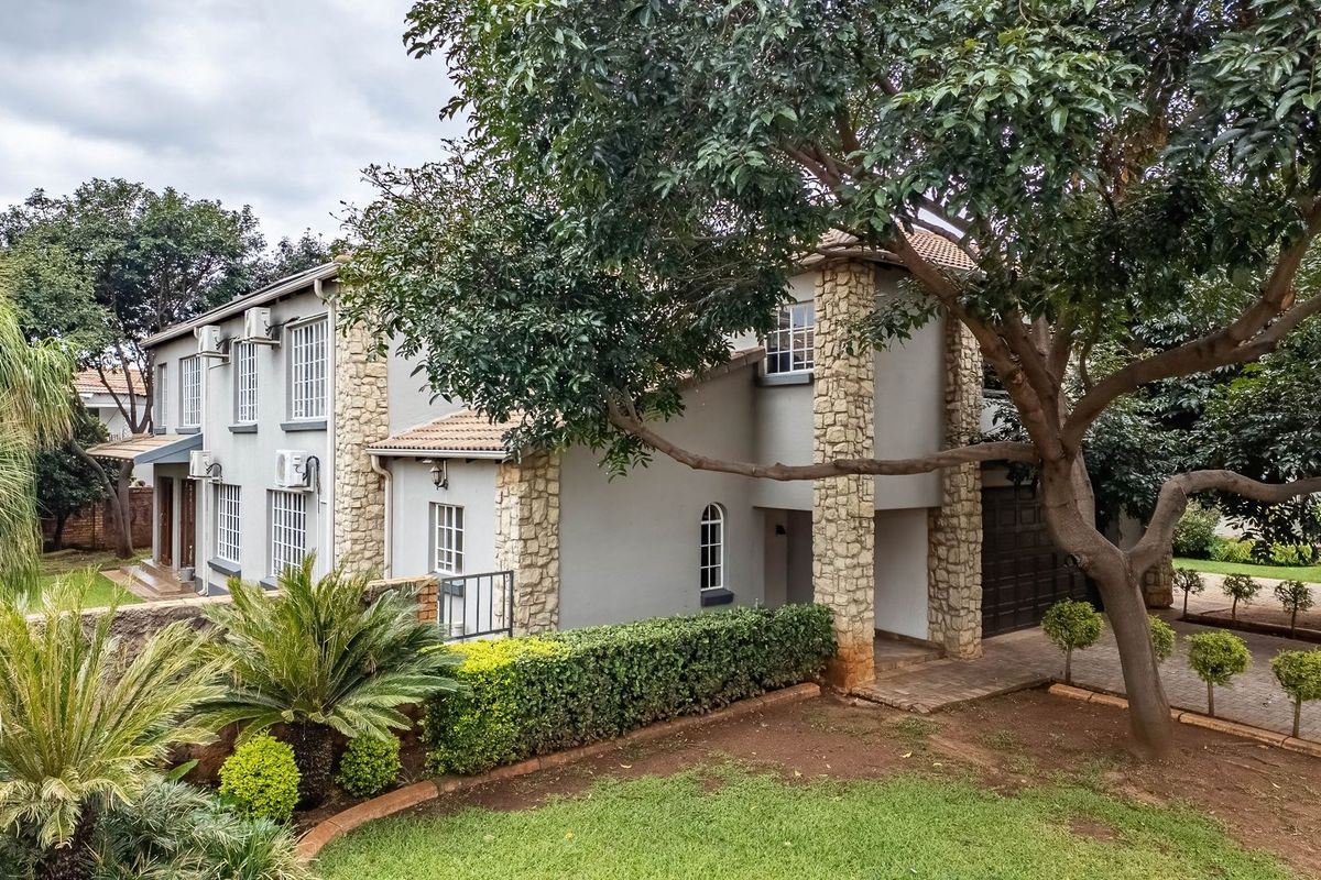 Versatile 4-Bedroom Double-Storey Home with Solar & 3 Garages in Bougainvillea Estate - Photo 2
