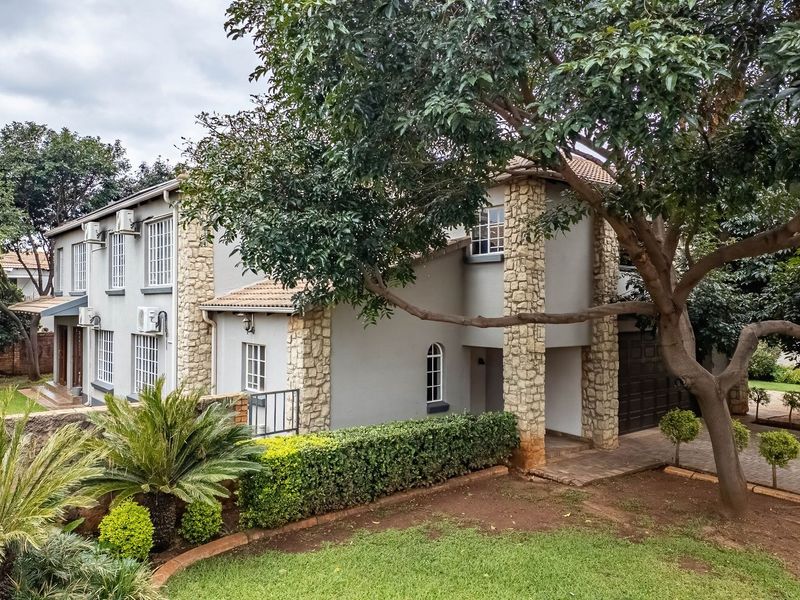 Versatile 4-Bedroom Double-Storey Home with Solar & 3 Garages in Bougainvillea Estate - Photo 2