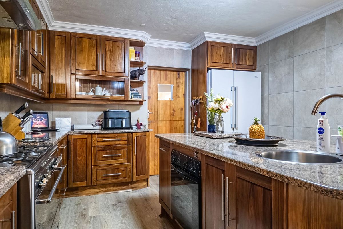 Versatile 4-Bedroom Double-Storey Home with Solar & 3 Garages in Bougainvillea Estate - Photo 3