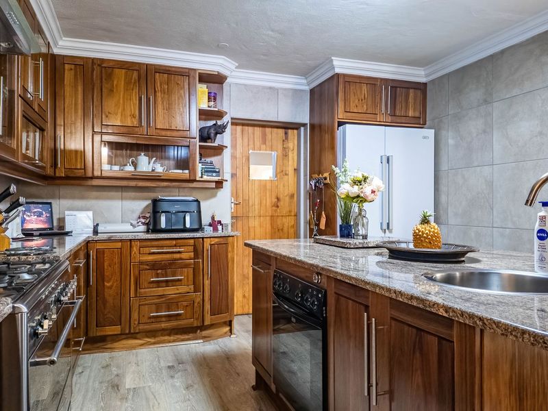 Versatile 4-Bedroom Double-Storey Home with Solar & 3 Garages in Bougainvillea Estate - Photo 3