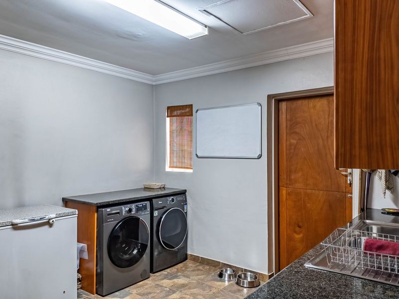 Versatile 4-Bedroom Double-Storey Home with Solar & 3 Garages in Bougainvillea Estate - Photo 6