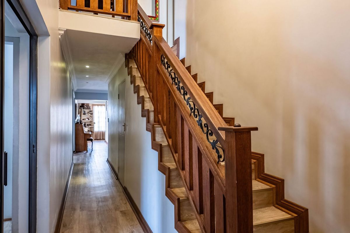 Versatile 4-Bedroom Double-Storey Home with Solar & 3 Garages in Bougainvillea Estate - Photo 4