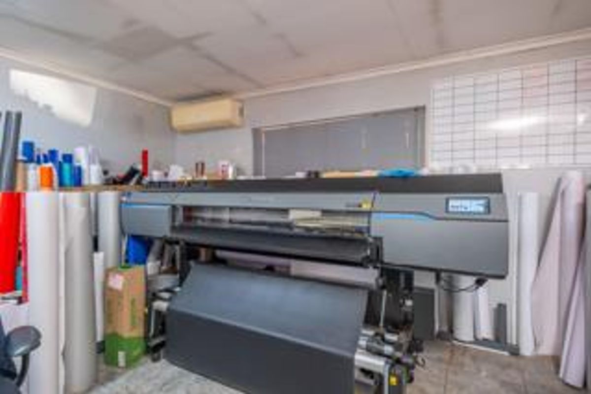 !!! HOUSE FOR SALE WITH WORKSHOP & BUSINESS POTENTIAL ON FULLY FENCED PROPERTY !!! - Photo 4