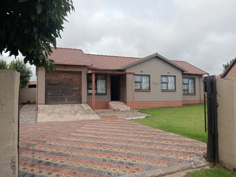 Perfectly maintained three-bedroom home - Photo 1