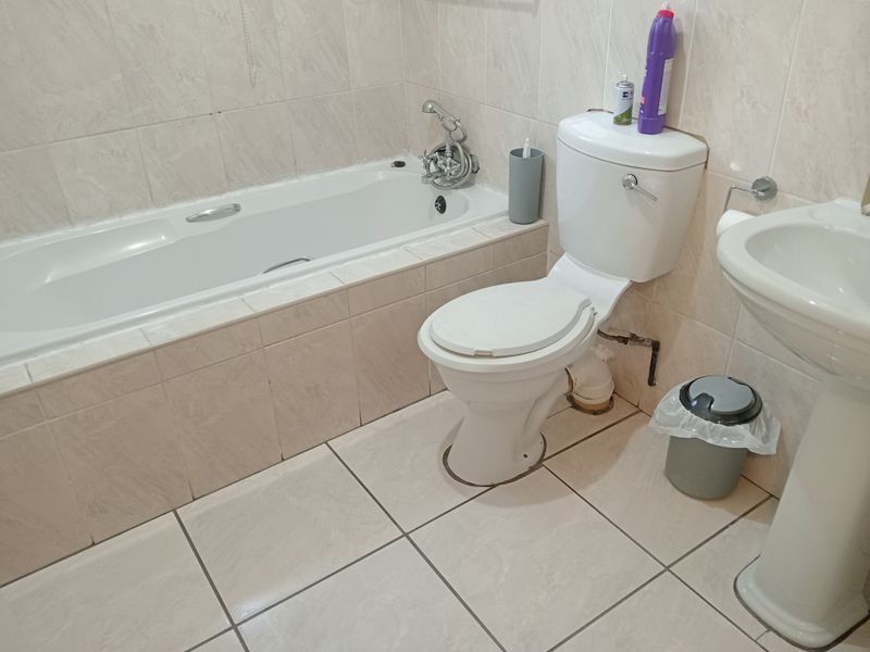 Perfectly maintained three-bedroom home - Photo 8