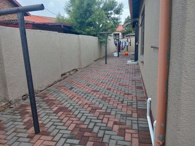 Perfectly maintained three-bedroom home - Photo 2