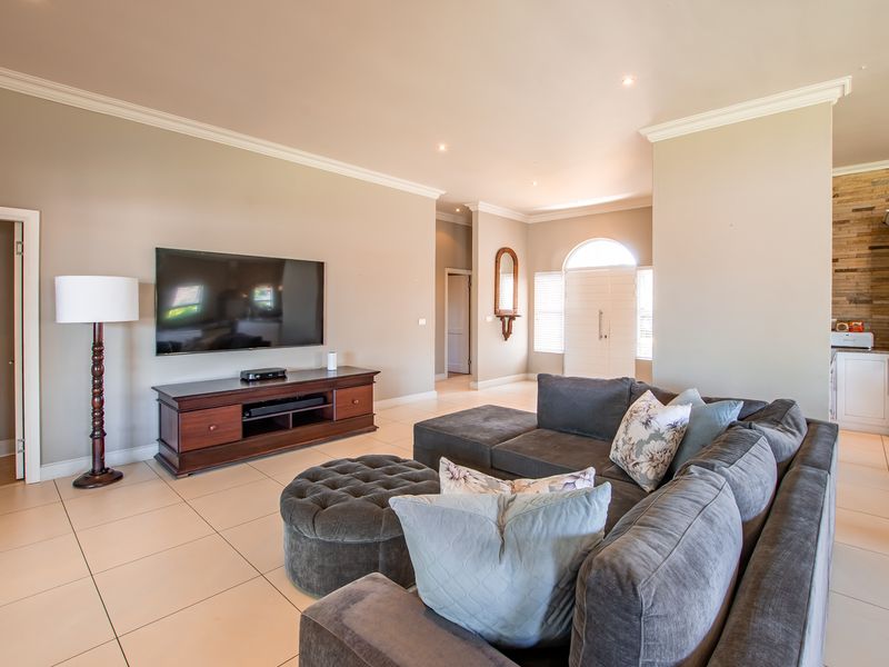 Large Home wth level land - Photo 6