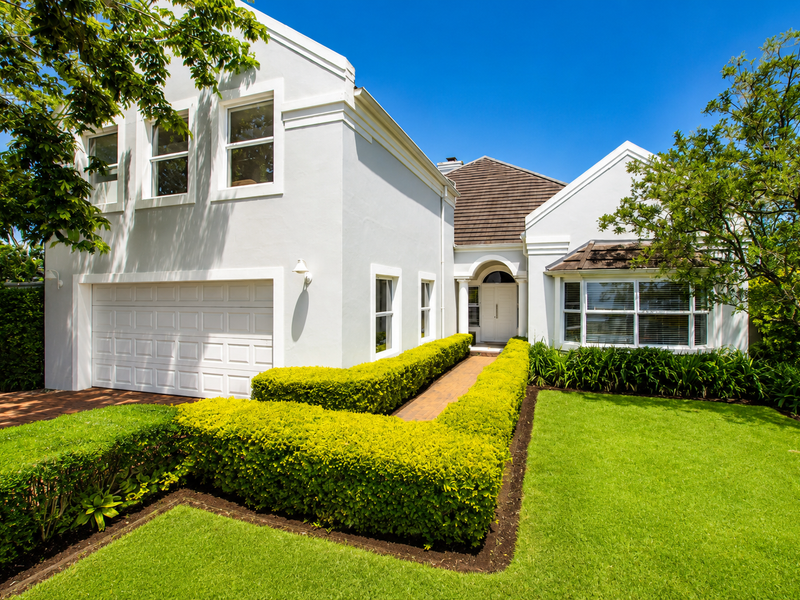 Gracious Proportions and loads of Space - Photo 2