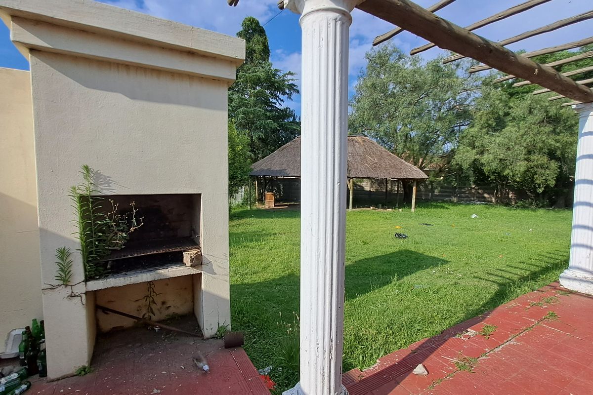 Generous Family Home Ready for Renovation & Revival - Photo 5