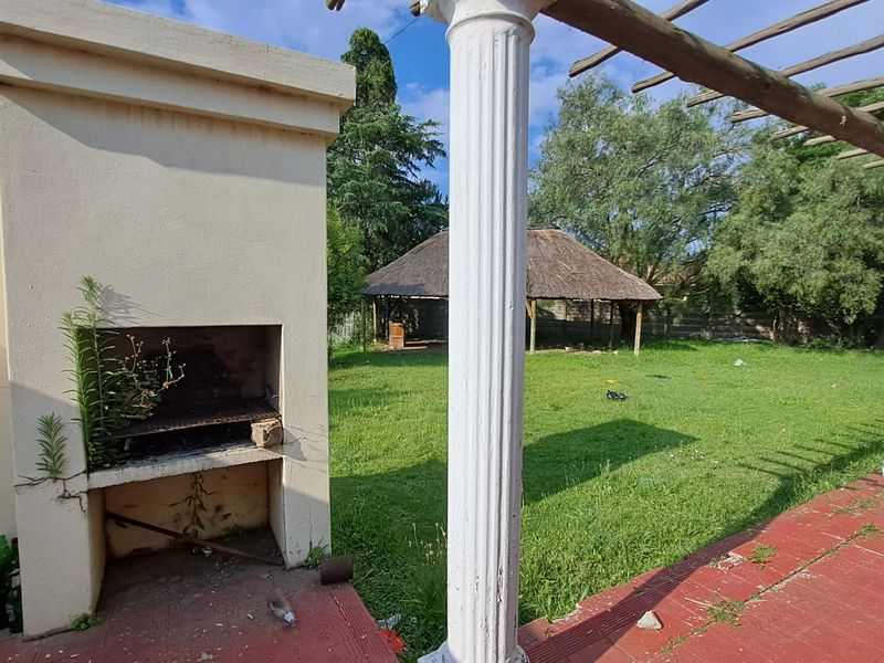 Generous Family Home Ready for Renovation & Revival - Photo 5