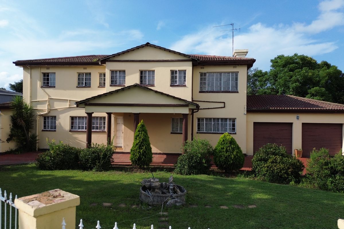 Generous Family Home Ready for Renovation & Revival - Photo 2