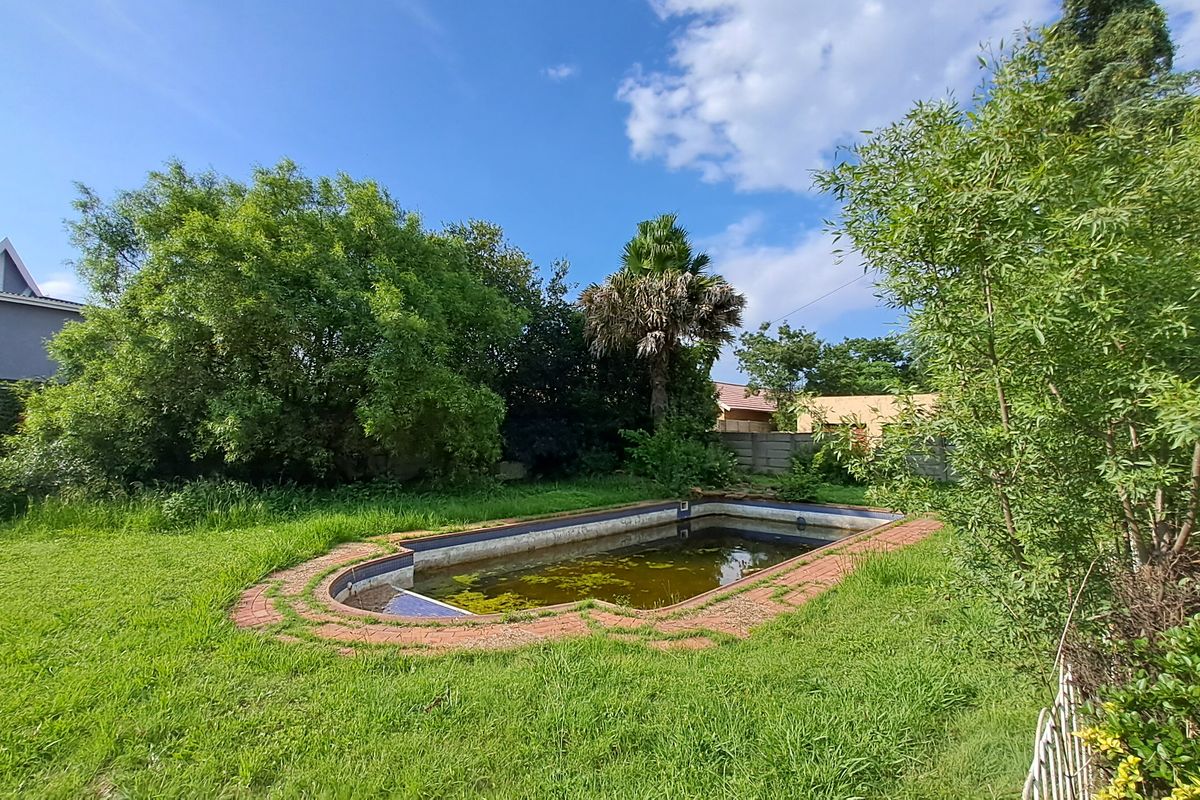 Generous Family Home Ready for Renovation & Revival - Photo 4