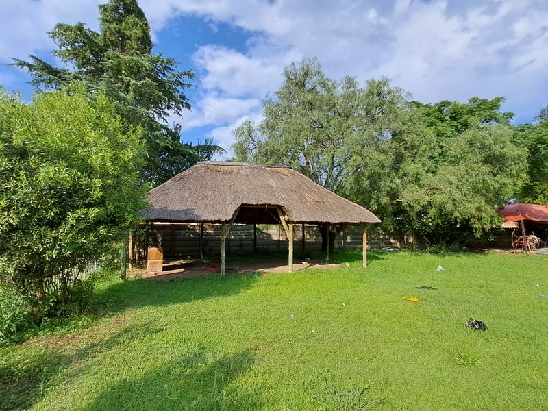 Generous Family Home Ready for Renovation & Revival - Photo 3