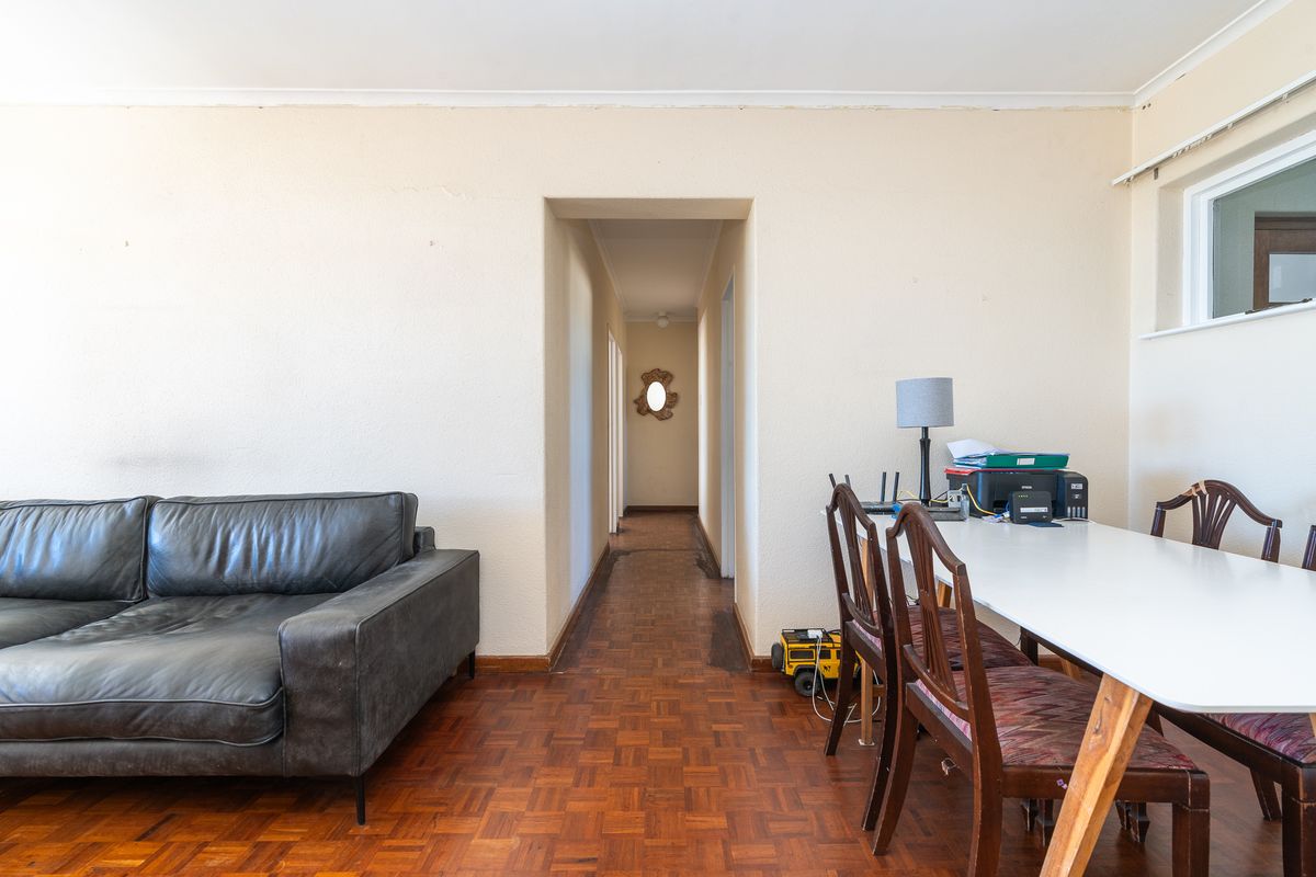 Sought After Bladon Court - Photo 5