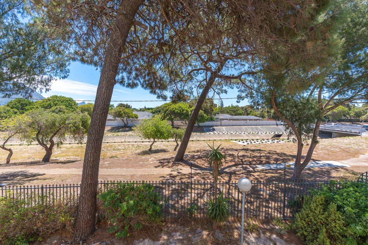 Sought After Bladon Court - Photo 3