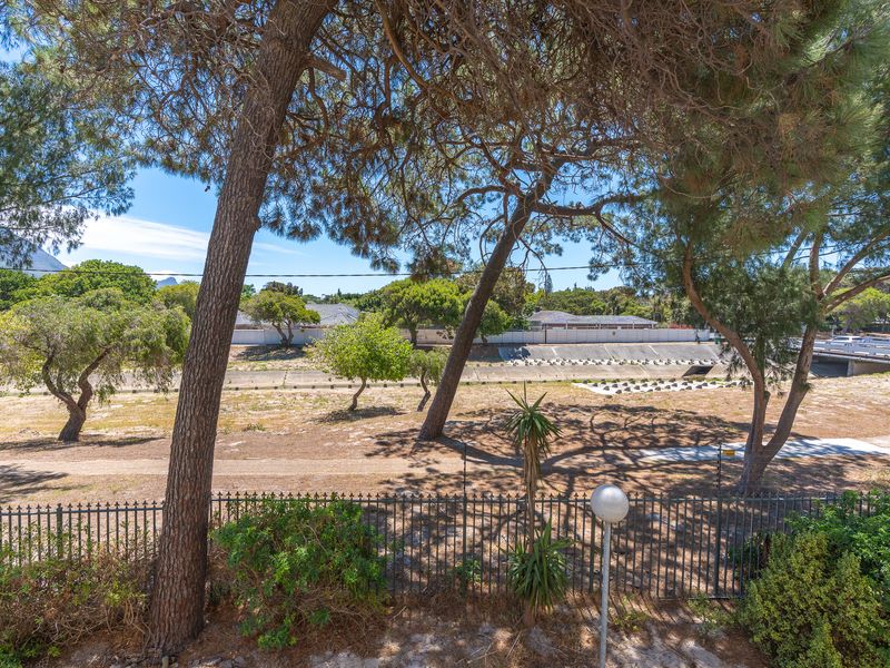 Sought After Bladon Court - Photo 3