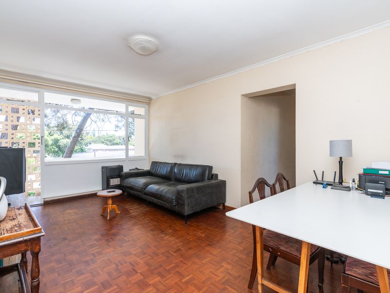 Sought After Bladon Court - Photo 4