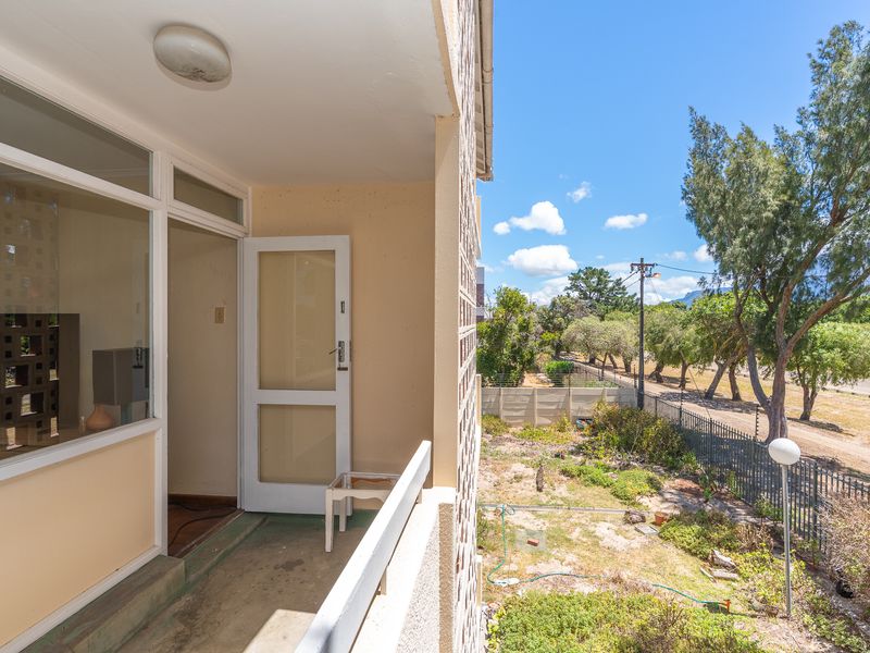 Sought After Bladon Court - Photo 9