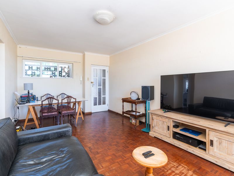 Sought After Bladon Court - Photo 7