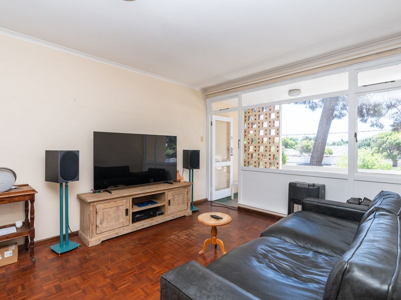 Sought After Bladon Court - Photo 6