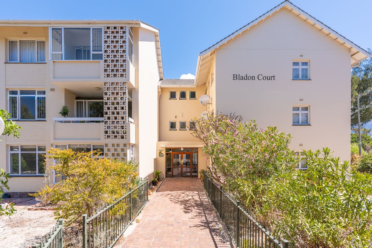 Sought After Bladon Court - Photo 2